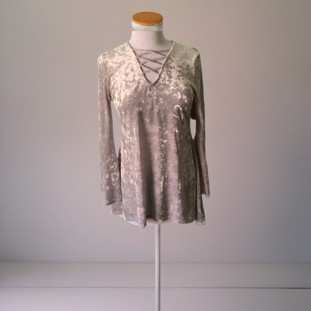 1804 Coin velvet gray bell sleeve top Sz L
